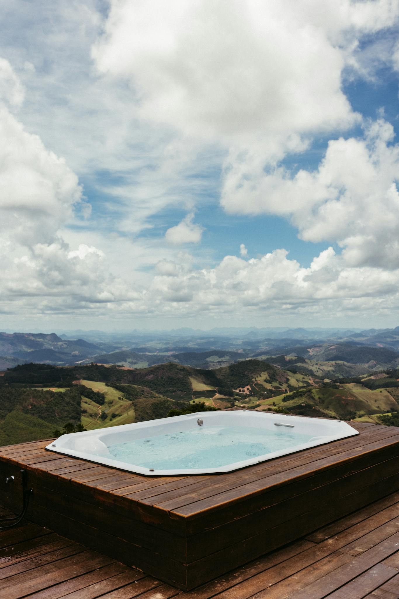 Relaxing outdoor jacuzzi with panoramic mountain views in Santa Teresa, Brazil.